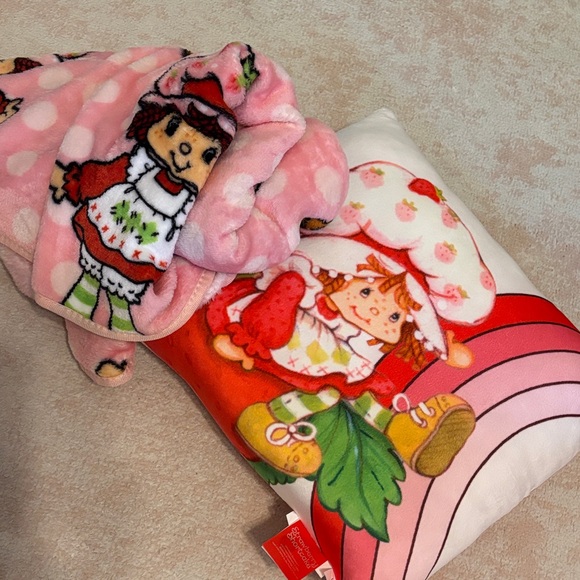 BNWOT Strawberry Shortcake pillow and throw blanket - Picture 1 of 1